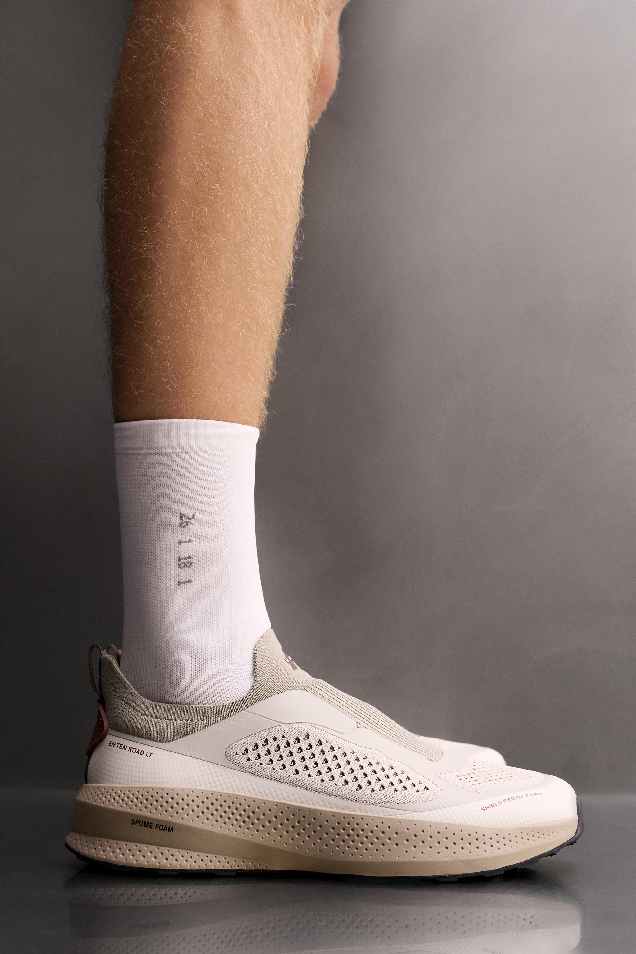 TRAIL RUNNING SNEAKERS